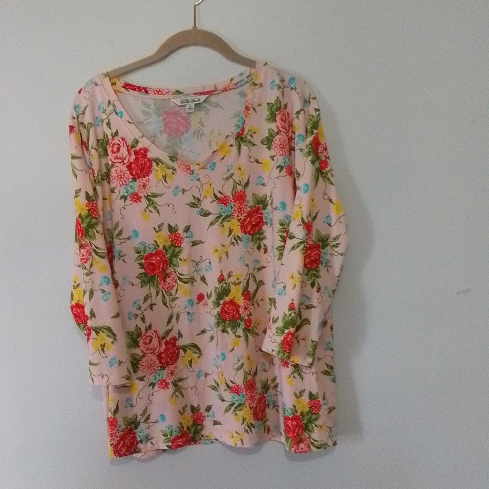 Pioneer women's lot of two XL women's v neck tops